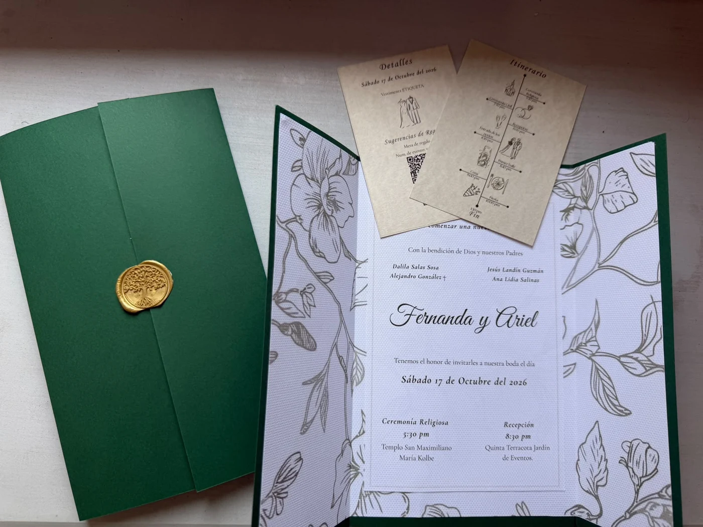 Invitación de boda verde con sello dorado y diseño floral